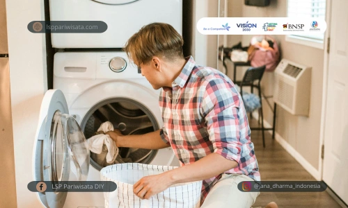 sertifikasi-kompetensi-laundry-attandant-handling-the-laundry-customer