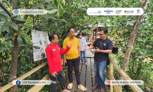 Peran Pemandu Ekowisata dalam Menyadarkan Masyarakat