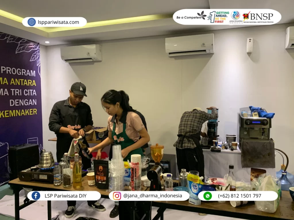 dua orang barista sedang mengikuti uji kompetensi profesi sebagai barista, berikut jenjang karir seorang barista