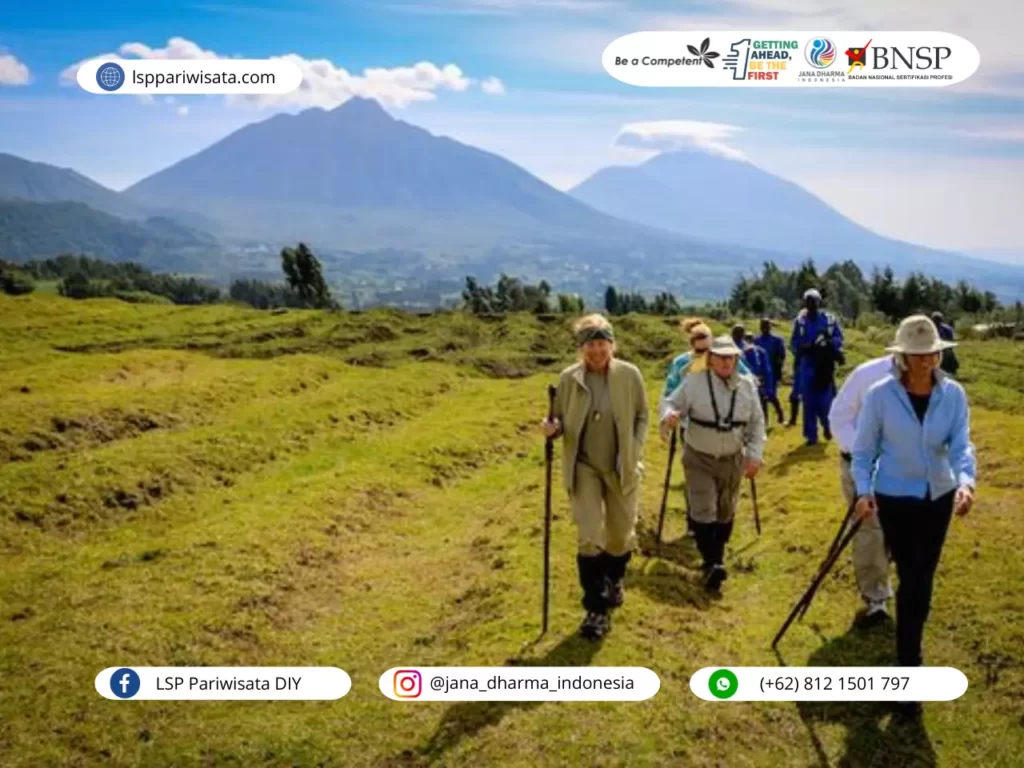 Sejumlah orang sedang melakukan tracking outbound, inilah perbedaan antara inbound tour dan outbound tour