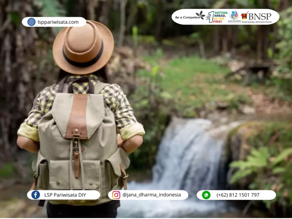 seorang pemandu ekowisata sedang melihat sungai, berikut pengembangan ekowisata berbasis masyarakat