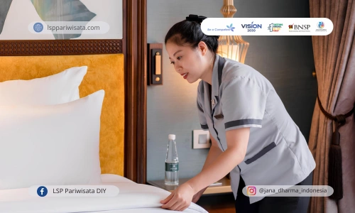 Tak Hanya Membersihkan, Room Attendant Punya Peran Penting Ini!