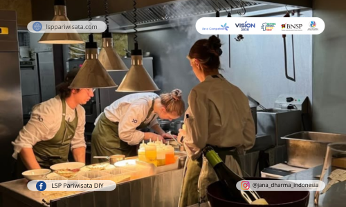Siapa Saja yang Ada di Balik Hidangan Lezat Restoran? Yuk Kenali Profesi Commis Chef