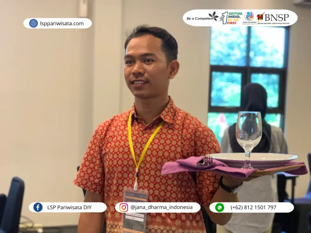 Salam hangat untuk para sahabat waiter yang selalu berada di garis depan pelayanan! Siapa yang bilang jadi waiter itu gampang? Bukan hanya soal mengantar pesanan, tapi juga jadi superhero yang siap menanggapi keluhan pelanggan dengan senyum tulus. Yuk, kita bahas cara menangani keluhan pelanggan sebagai waiter dengan santai tapi tetap sopan!