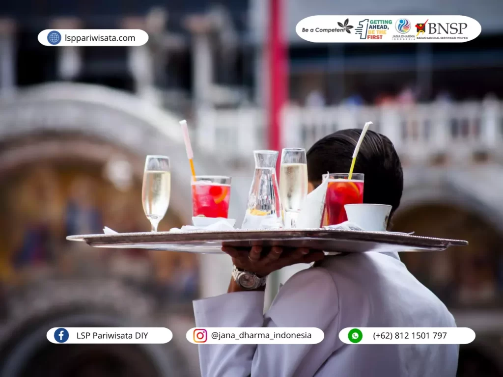 seorang waiter atau waitress sedang membawa nampan pesanan pelanggan, ini dia skill yang harus dimiliki oleh seorang waitress atau waiter