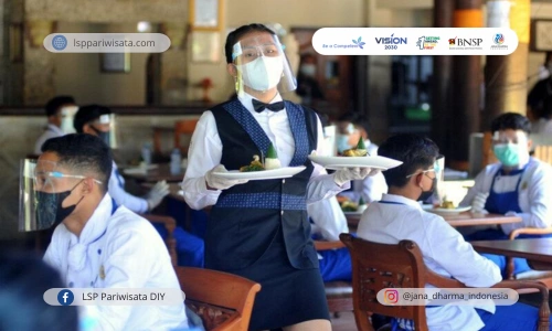 Manfaat Sertifikasi bagi Waiter: Meningkatkan Profesionalisme dan Peluang Karir
