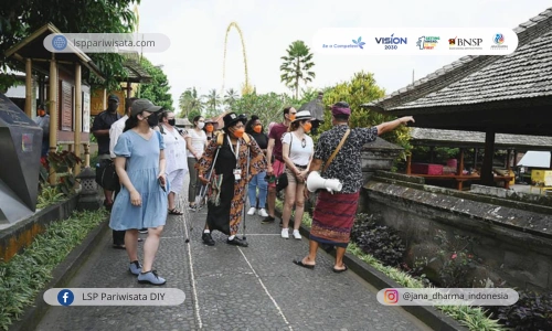Bebas atau Terikat? Untung Rugi Menjadi Tour Guide Freelance dan Tetap