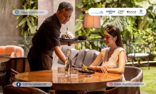 Ingin Jadi Waiter yang Disukai Pelanggan? Asah Keterampilan Interpersonal Anda!
