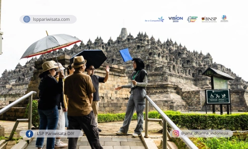 Menapaki Jalur Profesi Pemandu Wisata yang Sukses, Menjadi Sosok Tour Guide Terampil