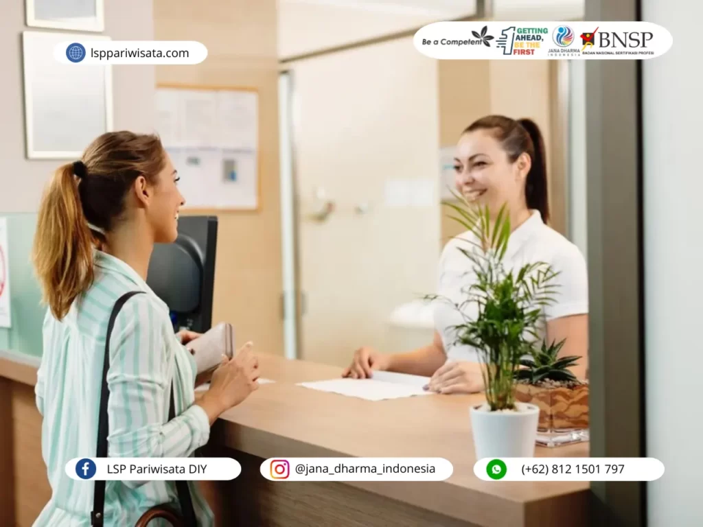 Seorang resepsionis sedang melayani tamu hotel, Berikut kerja tim dalam Pelayanan Hotel