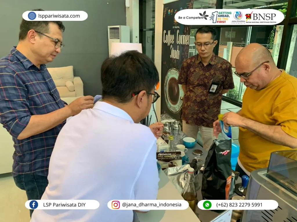 mengelola kedai kopi bagi barista profesional
