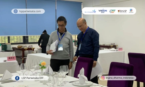 Pentingnya Memiliki Sertifikasi Waiter di LSP Terpercaya Yogyakarta