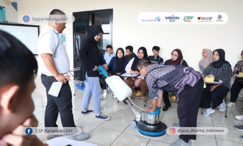 Pentingnya Sertifikasi Profesi Kebersihan dalam Industri Pelayanan