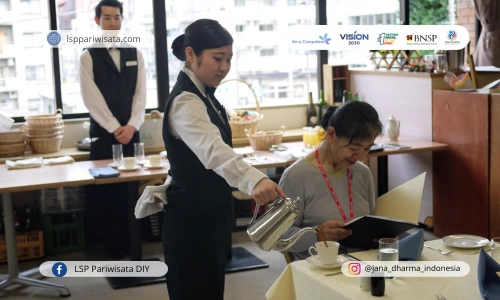 Meningkatkan Kepercayaan Diri dan Kredibilitas dengan Sertifikasi Waiter