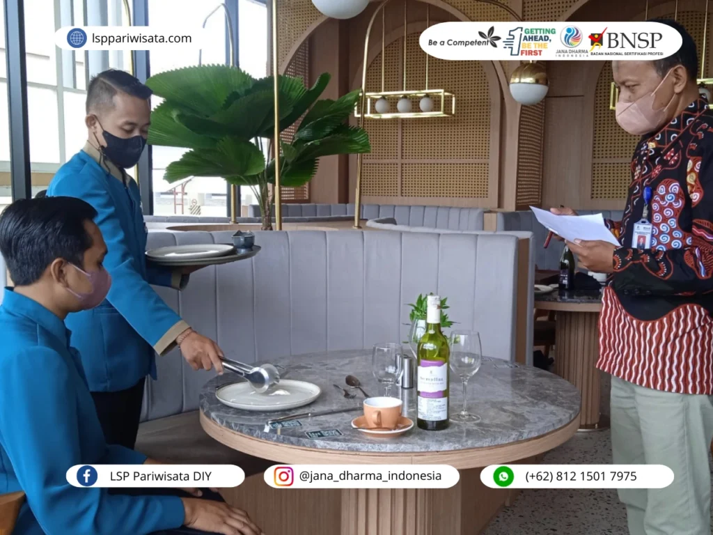 cara berkomunikasi dengan dapur sebagai sosok waiter