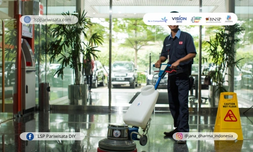 Meningkatkan Standar Kebersihan dengan Sertifikasi Profesi Public Area Cleaner