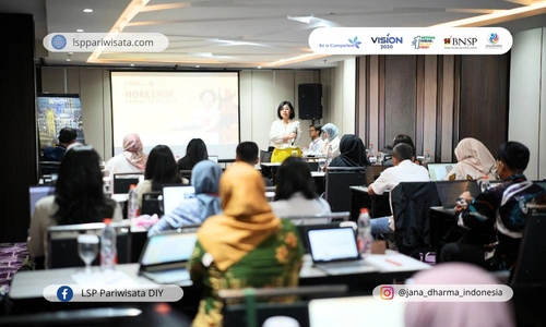 Mengembangkan dan Mengelola Strategi Kehumasan Sebagai Marketing Communication Specialist
