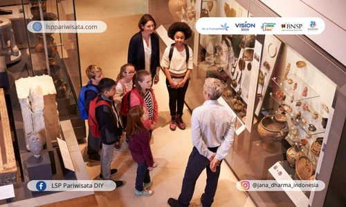 Kemampuan Mengoordinasikan Peserta Museum dalam Skala Besar dan Kecil sebagai Pemandu Museum Bersertifikat