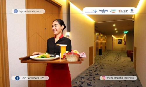 Mengenal Peran Penting Waiter Bersertifikat dalam Menangani Permintaan Layanan Room Service