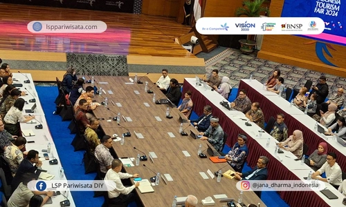 membangun-karier-gemilang-di-industri-pariwisata