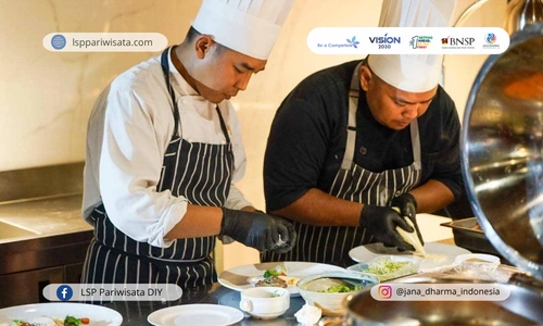 kerjasama-tim-dapur-dalam-persiapan-lebaran-ala-demi-chef-bersertifikat