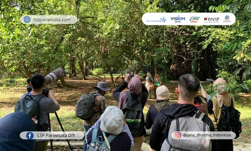 mendalami-interaksi-antara-pemandu-ekowisata-dan-pengetahuan-pengunjung
