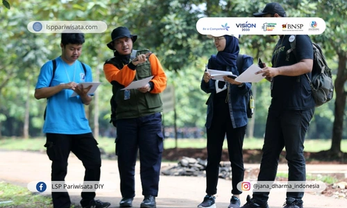 pemandu-ekowisata-harus-memiliki-sertifikasi-2