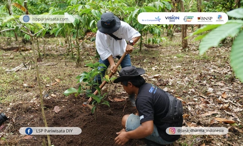 tantangan-khusus-bagi-pemandu-ekowisata-dalam-menjaga-keseimbangan-antara-pengembangan-pariwisata-dan-pelestarian-lingkungan