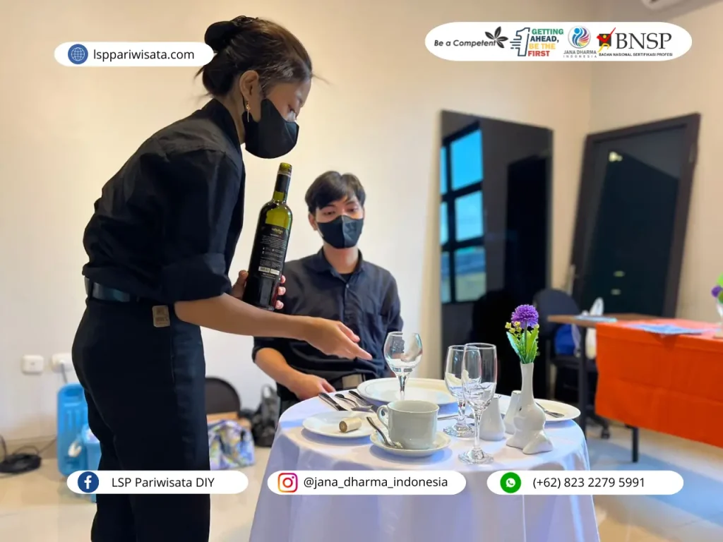 Keselamatan dan sanitasi bagi waiter