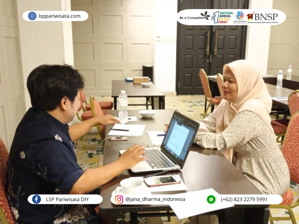 Haji dan umrah merupakan ibadah yang memiliki kedudukan istimewa dalam Islam. Keduanya menjadi momen bagi umat Muslim untuk mendekatkan diri kepada Allah SWT, merenungi makna kehidupan, dan memperbarui komitmen terhadap ajaran agama. Tidak hanya sekadar perjalanan spiritual, pelaksanaan haji dan umrah menyimpan berbagai hikmah mendalam yang memberikan dampak positif bagi individu dan masyarakat. Berikut penjelasan mengenai beberapa hikmah yang akan Anda dapat ketika melaksanakan ibadah Haji dan Umrah