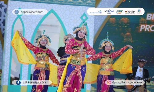 strategi-efektif-dan-kreatif-dalam-meningkatkan-kunjungan-pariwisata-dengan-pemandu-wisata-bersertifikat